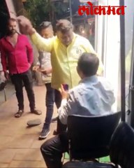 शिंदे गटाकडून काँग्रेस कार्यकर्त्याला मारहाण