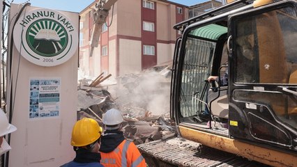 Hiranur Vakfı’nın kaçak külliyesi İBB ekipleri tarafından yıkılıyor