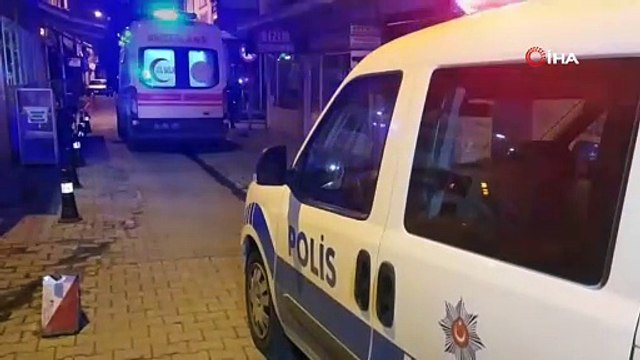 Patenli gençler lüks arabanın arkasına asılarak hayatlarını tehlikeye attı