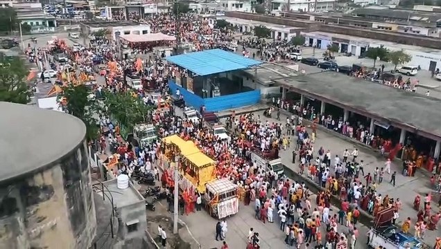 राजसी ठाठ से निकली श्रीराम शोभायात्रा, आसमां से इस कदर बरसे फूल