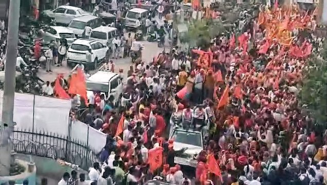 राजसी ठाठ से निकली श्रीराम शोभायात्रा, आसमां से इस कदर बरसे फूल