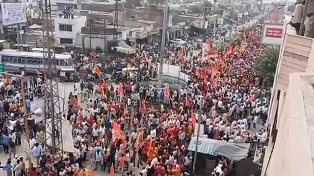 राजसी ठाठ से निकली श्रीराम शोभायात्रा, आसमां से इस कदर बरसे फूल