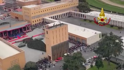 Vigili del fuoco, mille allievi "disegnano" il simbolo durante il giuramento