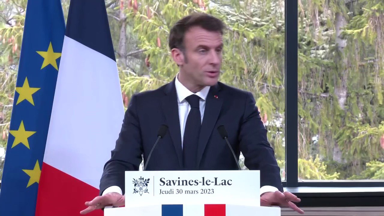 Emmanuel Macron: "Nous allons demander à chaque secteur un plan de sobriété sur l'eau d'ici à l'été"
