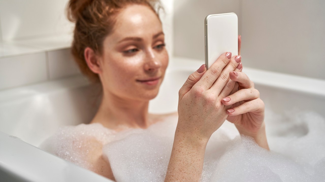Smartphone in der Badewanne: Gefährlich oder unbedenklich?