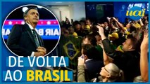 Bolsonaristas comemoram após avião de Bolsonaro pousar