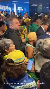 Bolsonaro chega a Brasília e é recebido por aliados e apoiadores na sede do PL