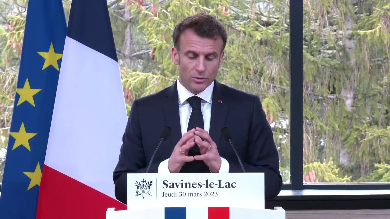 Plan eau: pour Emmanuel Macon, "l'objectif pour 2030 est de faire 10% d'économie d'eau dans tous les secteurs"