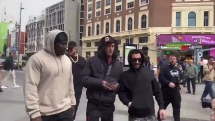 El rapero Yung Beef la lía en el centro de Madrid regalando 5.000 euros en billetes de 100