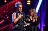 Pink sintió como un 'milagro' actuar con Kelly Clarkson en los iHeartRadio Music Awards