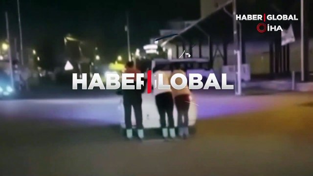 Cep telefonuyla görüntülendi! Patenli gençler lüks arabanın arkasına asılarak hayatlarını tehlikeye attı