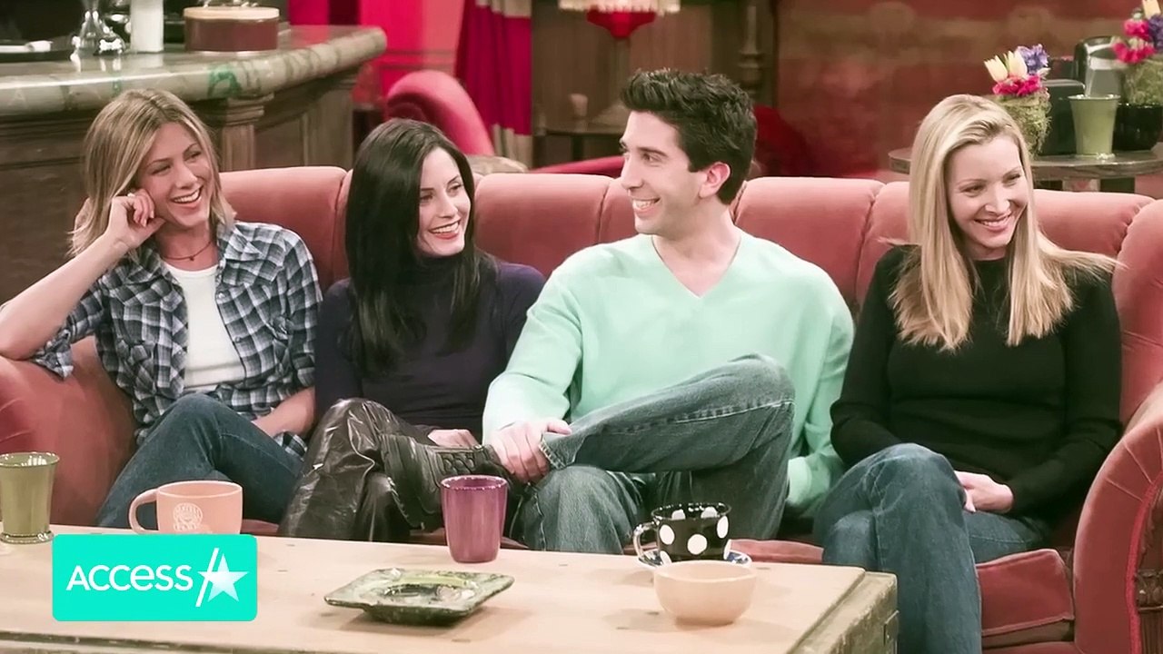 Courteney Cox CLEANS Jennifer Aniston & Reese Witherspoon's Walk Of