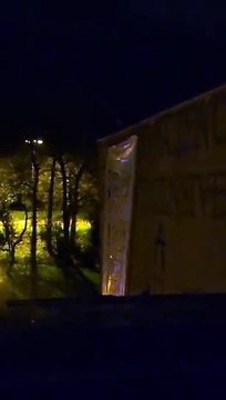 Nantes- Une banderole destinée aux policiers affirmant Vous brûlerez dans vos camions , déployée sur le toit de l'université, provoque la colère des étudiants de l'UNI qui sont allés la retirer