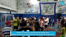 Batalla campal en un partido de fútbol sala, golpes, patadas y empujones en una Copa de Campeones