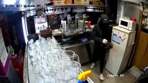 Dos atracadores se llevan mil quinientos euros de un bar de Leganés atemorizando a la empleada