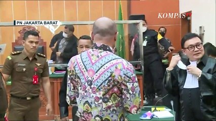Usai Dituntut Pidana Mati, Teddy Minahasa Lempar Senyum Saat Disapa Wartawan