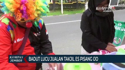Tarik Minat Pembeli, PenjualTakjil Es Pisang IjoBerkostum Badut