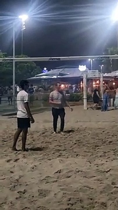 Chris Martin do Coldplay joga futvolêi no Rio após shows no Brasil
