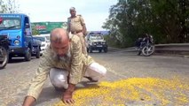 Meerut Police :  मुस्लिम बुर्जुग की सड़क पर बिखरी दाल पुलिस ने समेटी पहुंचाया घर, देखें वीडियो