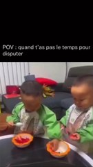 Regardez-l’intelligence de l’un des jumeaux quand son frère a voulu le tromper #frère_drôle