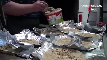 Ramazan ayının vazgeçilmez lezzeti: Tahinli pide... "En sonra cevizlerini içine ilave ederek fırınlıyoruz"