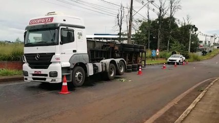 Peça quebra e carreta tomba em viaduto da BR-277, em Cascavel