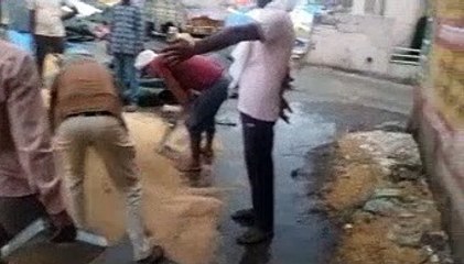 निलामी यार्ड में व्यापारियों का माल भरा