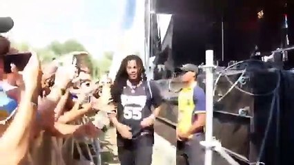 Rap müzik konserinde işitme engelliler için çeviri yapan çevirmen