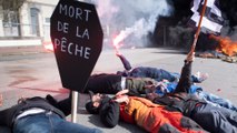 « Laissez-nous travailler ! » : au port de Brest, les pêcheurs montrent les dents