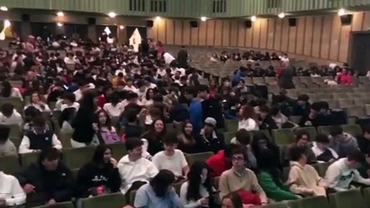 Palermo, mille studenti a teatro contro razzismo e omofobia: «L'immigrazione può essere ricchezza»