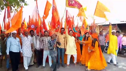 महिलाओं ने भगवा वस्त्र पहनकर शौर्य प्रदर्शन करते हुए निकाली शोभायात्रा