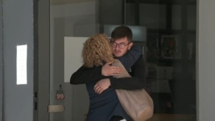Alegría y alivio entre los vecinos que vuelven a casa tras el incendio en Castellón
