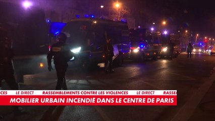 Du mobilier urbain incendié dans les rues de Paris