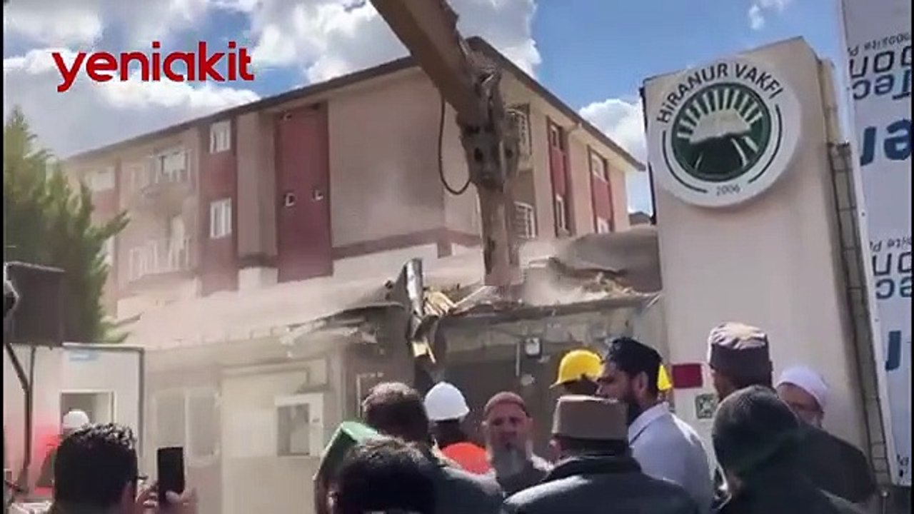 Bu kırıcı Müslümanların tepesine tepesine vuruldu!