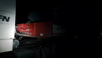 Muğla'da Köylüler, Karşı Çıktıkları Çimento Fabrikasına Malzeme Taşıyan Kamyonların Önünü Kesti