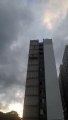 Elevador elétrico trava e pintores são resgatados de altura de 30 metros em Nova Brasília