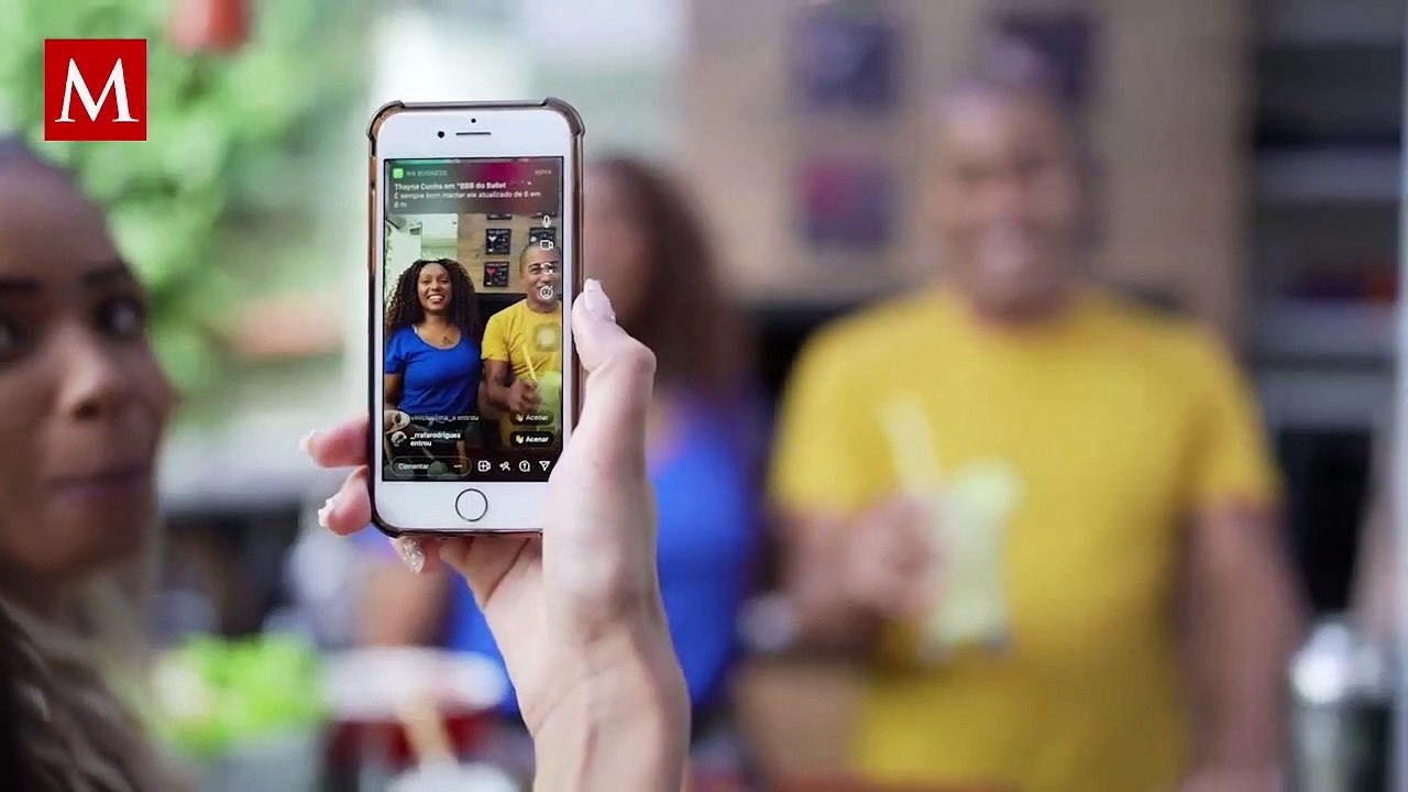 Ana Gabriel REGAÑA a su acompañante durante transmisión en vivo: "estoy hablando con la gente"