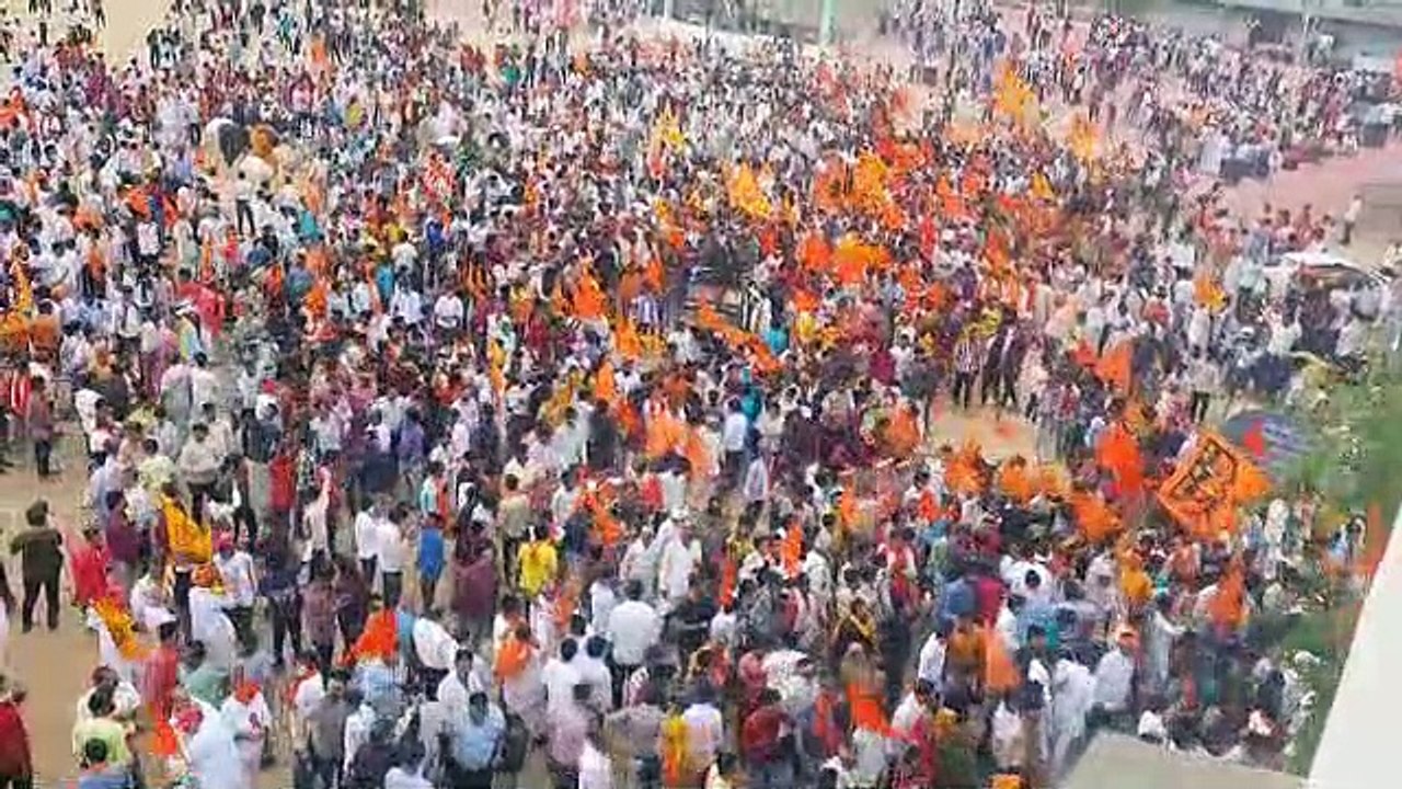 करौली में शोभायात्रा में उमड़ा जन सैलाब, हेलीकॉ...