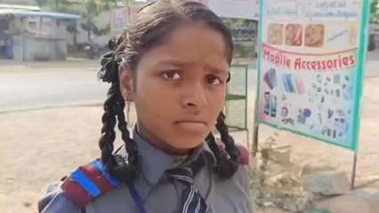 సిరిసిల్ల: స్కూల్ ఫీజు కట్టేలేదని.. బస్సు దించేసిన యాజమాన్యం..!