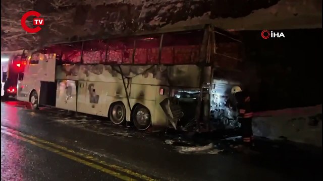 Son anda terk ettiler! Trabzon'da polisleri taşıyan otobüs yandı