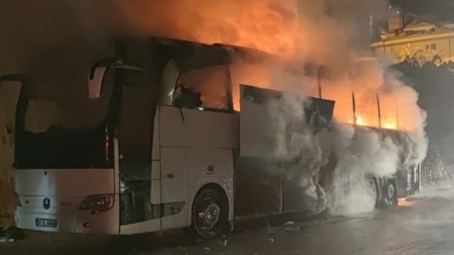 Trabzon'da polisleri taşıyan otobüs yandı