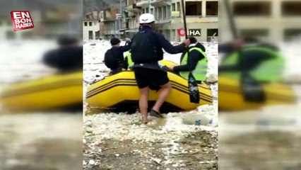 Sular altında kalan Yusufeli'nde hayvanları kurtarma operasyonu