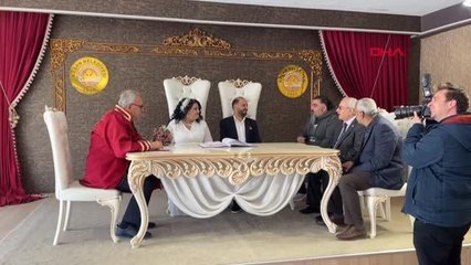 İŞİTME VE KONUŞMA ENGELLİ ÇİFT, İŞARET DİLİYLE 'EVET' DİYEREK EVLENDİ