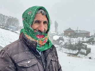 YAYLAYA ÇIKARILAN KEÇİ VE KOYUNLAR YAĞAN KARLA YENİDEN AHIRA GÖTÜRÜLDÜ