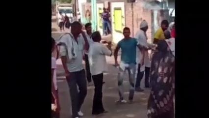 आगरा: दो पक्षों में चले लाठी-डंडे हुई फायरिंग, घटना का लाइव वीडियो आया सामने
