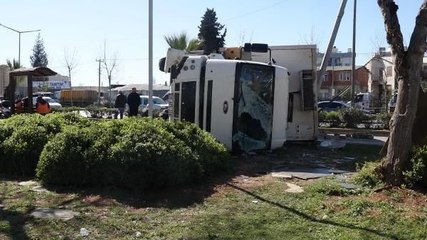 ANTALYA'DA SEBZE MEYVE YÜKLÜ TIR DEVRİLDİ