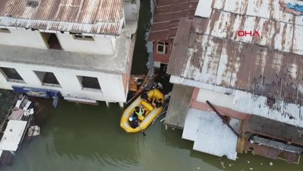 BARAJ SULARI DOLAN İLÇEDE MAHSUR KALAN 'CAN DOSTLARA' BOTLU KURTARMA