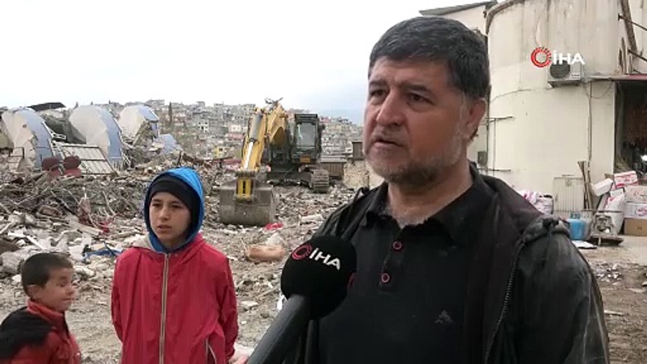 Enkaz altında ekmek paralarını arıyorlar