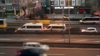 İstanbul'da sol şeritte arızalanan araç zincirleme kazaya yol açtı