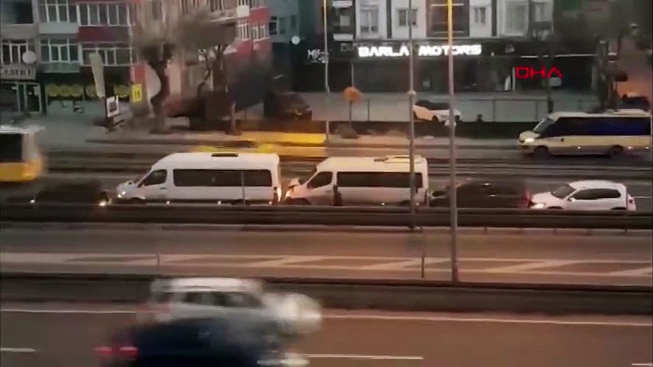 İstanbul'da sol şeritte arızalanan araç zincirleme kazaya yol açtı